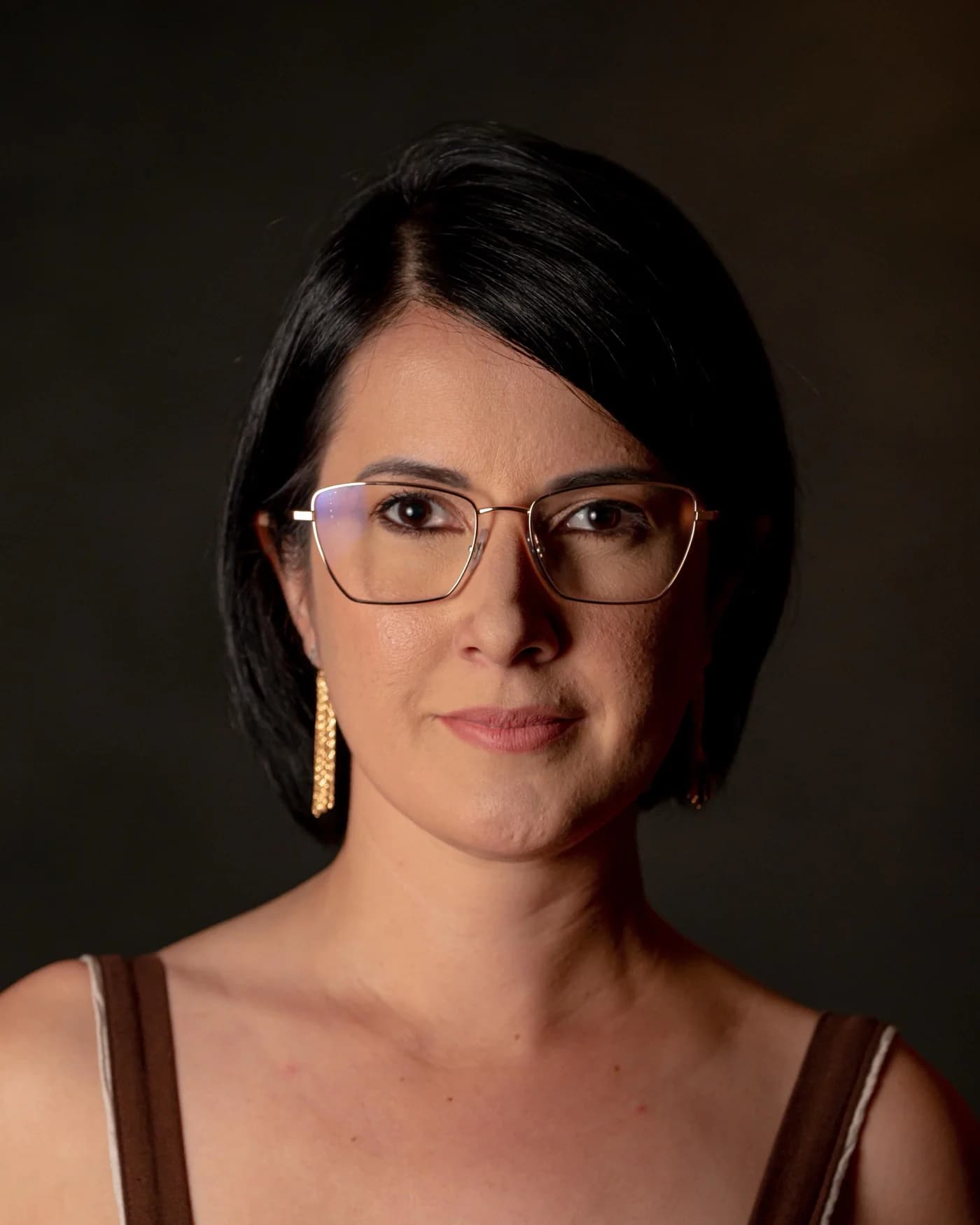 Retrato de Viviani Dalboni, fundadora da Dalboni, sobre fundo escuro
